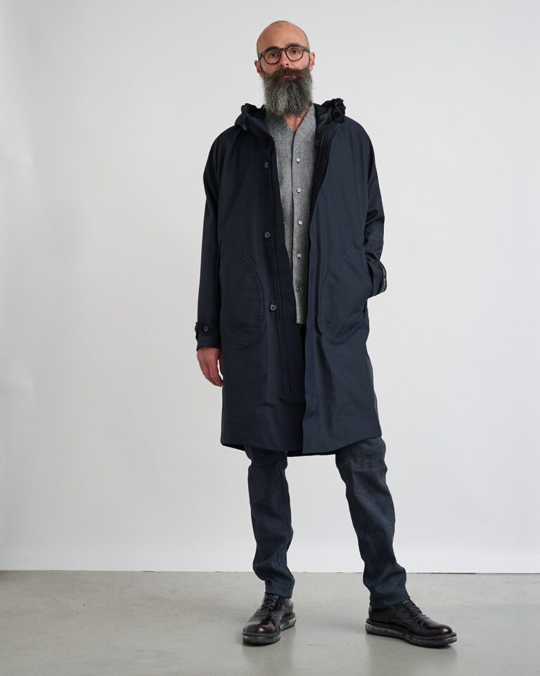 Mann in Regenjacke stehend frontal