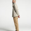 Mann seitlich stehend in Lodenjacke