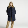 Frau stehend in Regenjacke