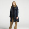 Frau seitlich stehend in Regenjacke