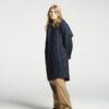 Frau stehend in Regenjacke