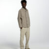 Mann stehend in Lodenjacke