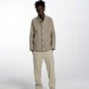 Mann stehend in Lodenjacke
