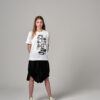Frau in T-Shirt stehend