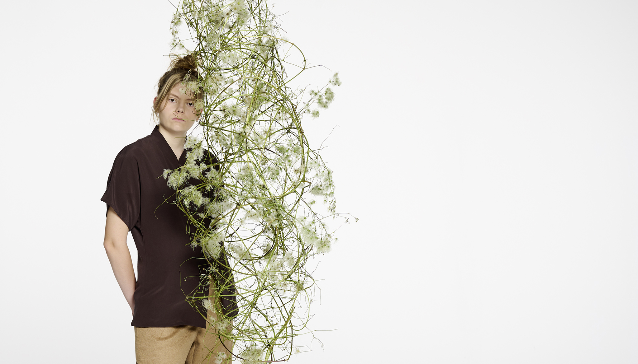 Frau stehend mit Blumen Herbst